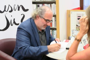 Michael Niavarani signiert in der Buchhandlung Morawa in der Wollzeile sein neues Buch "Romeo & Julia".