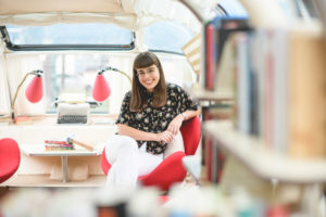 ServusTV Moderatorin Theodora Bauer im literaTOUR Bücherbus.