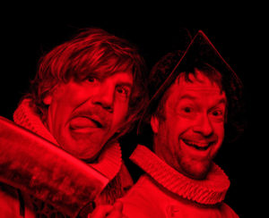 Kristoffer Nowak und Jan-Hinnerk Arnke in "Richard III." von Michael Niavarani am Tiroler Landestheater